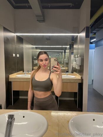 Olivi / blair_pikky nude photo #2