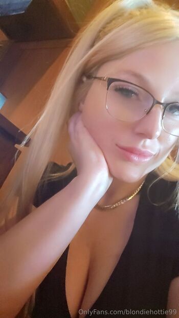 Blondie hotti / blondiehottie99 nude photo #1