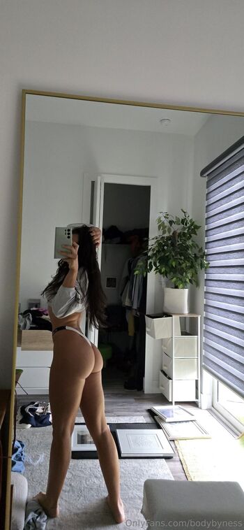 Vanessa / bodybyness nude photo #4