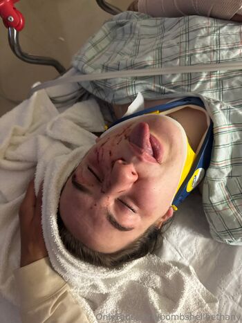 B. / bombshellbethany nude photo #2