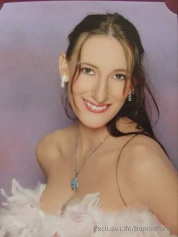 Aussie Strippe / bonnietonic / missbon11 / bonnie_tonic nude photo #1