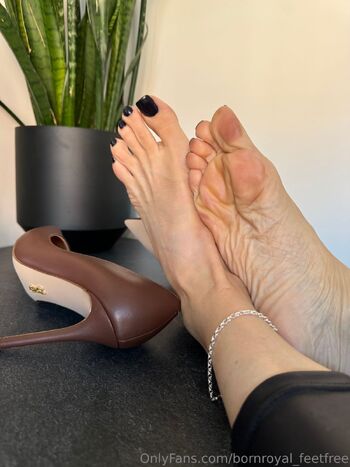 bornroyal_feetfre / bornroyal_feetfree nude photo #11