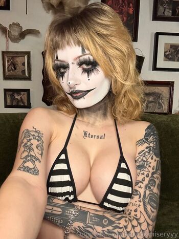 cor / bound2miseryyy nude photo #8