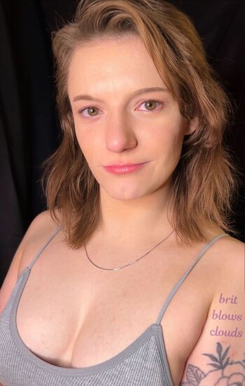 BritBlowsClouds / britblowsclouds nude photo #2