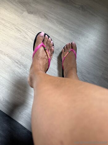 Puja FeeT ONL / caramelprofessor nude photo #4