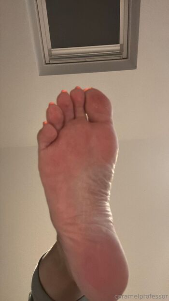 Puja FeeT ONL / caramelprofessor nude photo #9