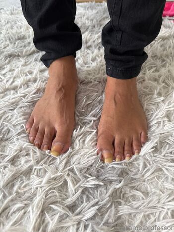 Puja FeeT ONL / caramelprofessor nude photo #16