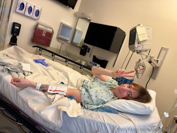 Carolin / caroliiiiine nude photo #1