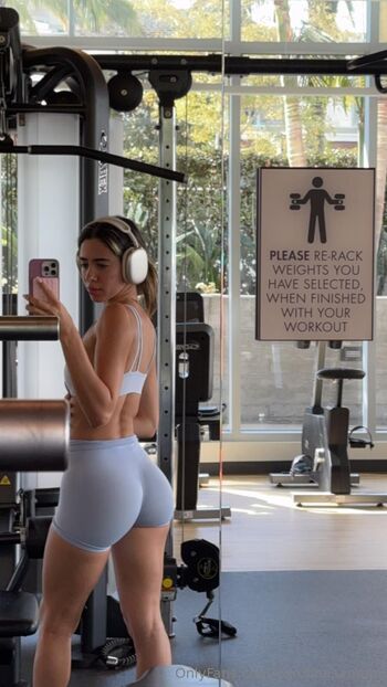 Caro / carolinasamani nude photo #20