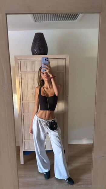 Caro / carolinasamani nude photo #46