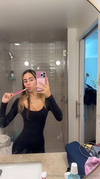 Caro / carolinasamani nude photo #74