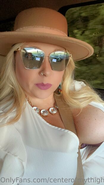 Elizabeth Cente / centerofmythighs nude photo #5