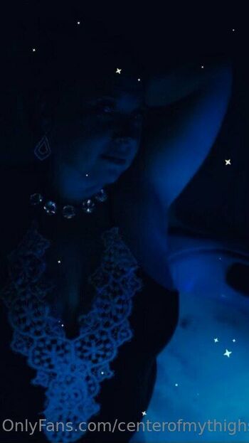 Elizabeth Cente / centerofmythighs nude photo #6