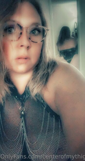 Elizabeth Cente / centerofmythighs nude photo #10