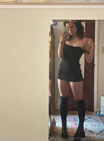 chapstickbxtch nude photo #1