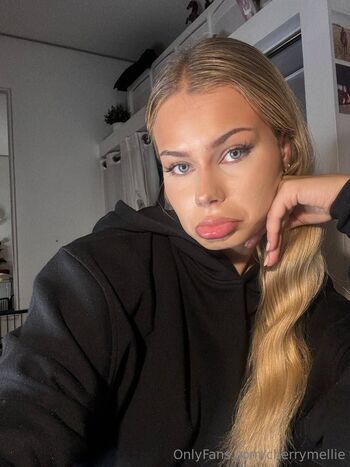 𝑀𝑒𝓁𝓁 / cherrymellie nude photo #7