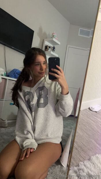 chlo / chloereewee nude photo #35