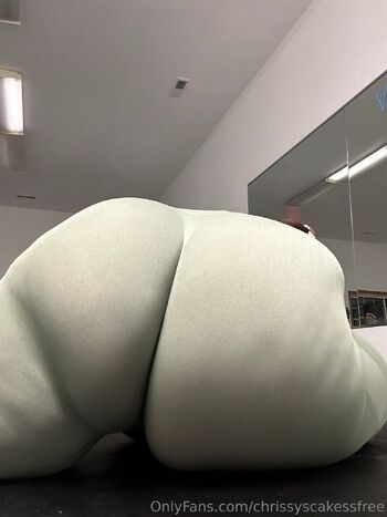Chriss / chrissysscakessfree nude photo #4