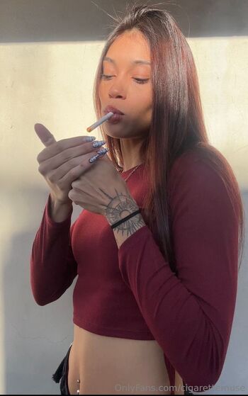 goddess c / cigarettemuse nude photo #3