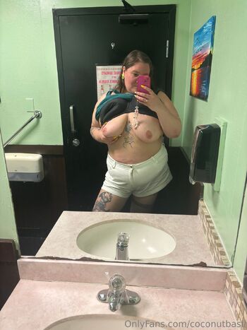 OnlyFans / coconutbasil nude photo #3