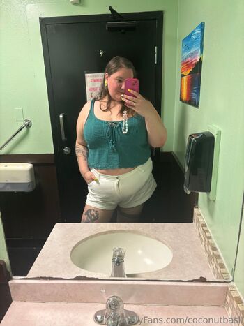 OnlyFans / coconutbasil nude photo #4