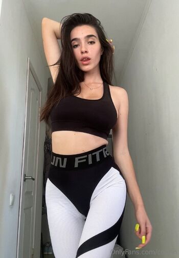 ƇŔĪᑎᑎƐ 21 Y. / corinn nude photo #50