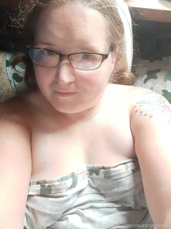 Amber / countrymom82 nude photo #6