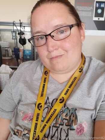 Amber / countrymom82 nude photo #9