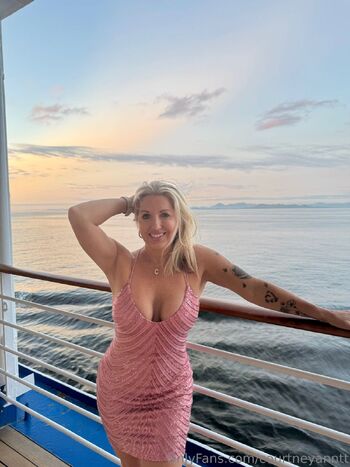 CourtneyAn / courtneyanntt nude photo #4