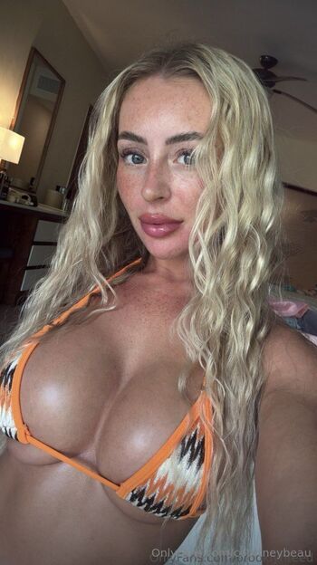 Courtney / courtneybeau nude photo #35