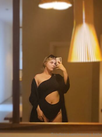 Kelly SEXTING queen / creamy_kelly nude photo #1