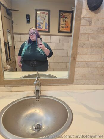 Lilyth Baker PP / curv3s4daysfree nude photo #6