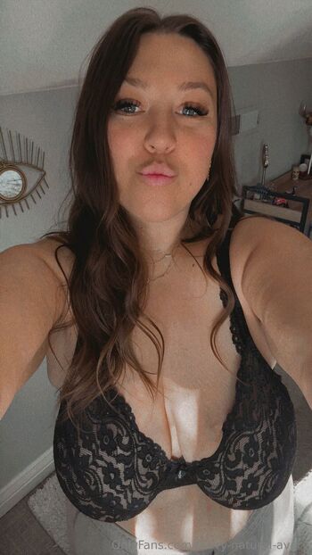 Aver / curvy-natural-avery nude photo #11