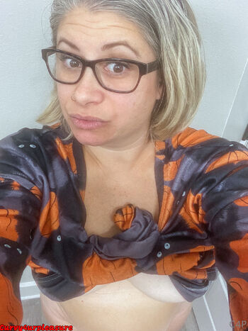 curvy4urpleasur / curvy4urpleasure nude photo #24
