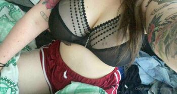 Carl / curvy_carly nude photo #2