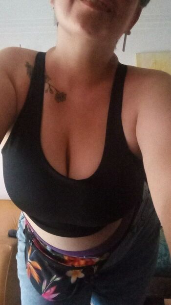 Melody / curvybigtits nude photo #3