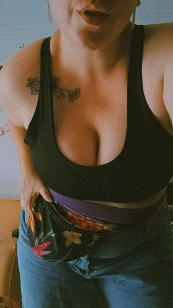 Melody / curvybigtits nude photo #5