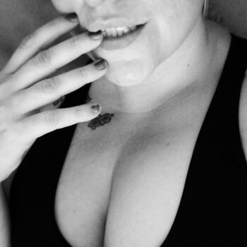 Melody / curvybigtits nude photo #6