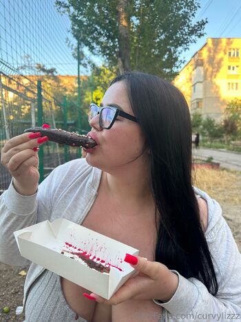 19 𝔶.𝔬 𝕰𝖑𝖎𝖟𝖆𝖇𝖊𝖙𝖍 / curvylizzz nude photo #1