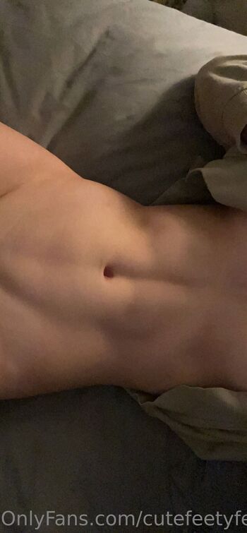 cutefeetyfee / cutefeetyfeet nude photo #2