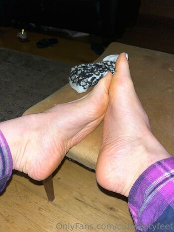 cutefeetyfee / cutefeetyfeet nude photo #9