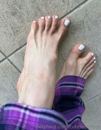 cutefeetyfee / cutefeetyfeet nude photo #30
