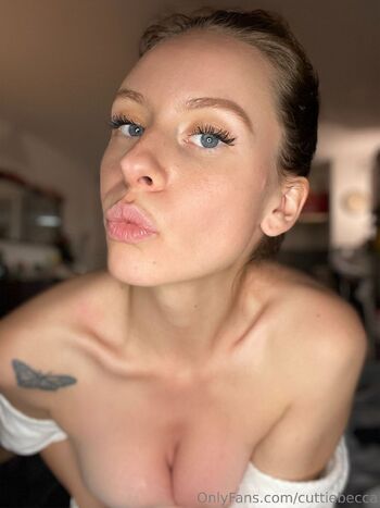Becca / cuttiebecca nude photo #32