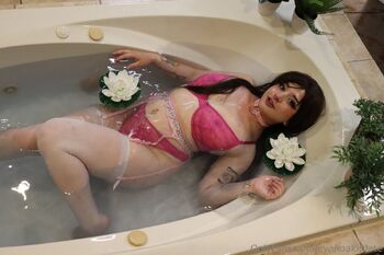 Kiri / cyanoakirilate nude photo #4