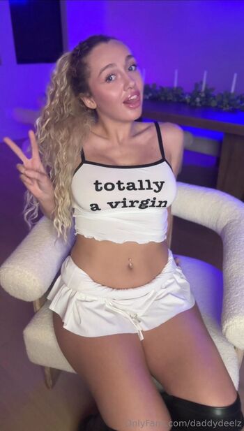 Deelz (YOUR FAVORITE NAUGHTY BLONDIE / daddydeelz nude photo #16