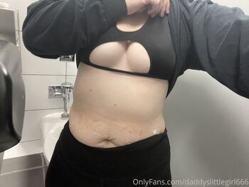 Kat / daddyslittlegirl666 nude photo #6