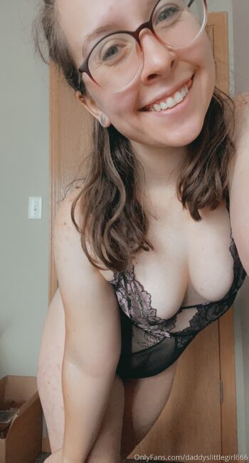 Kat / daddyslittlegirl666 nude photo #9