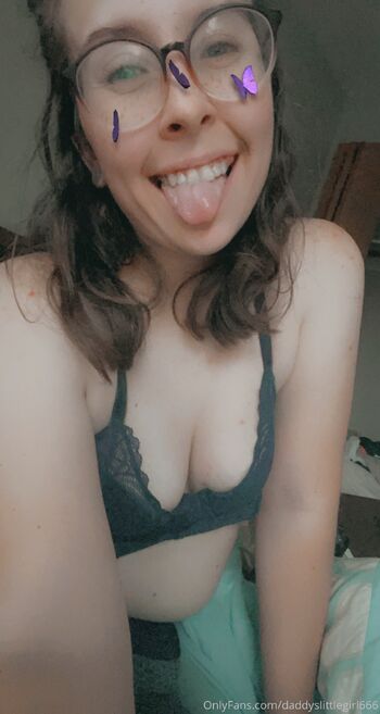 Kat / daddyslittlegirl666 nude photo #16