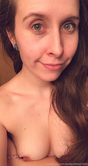 Kat / daddyslittlegirl666 nude photo #25