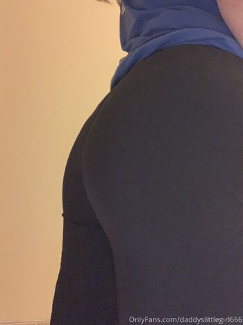 Kat / daddyslittlegirl666 nude photo #32